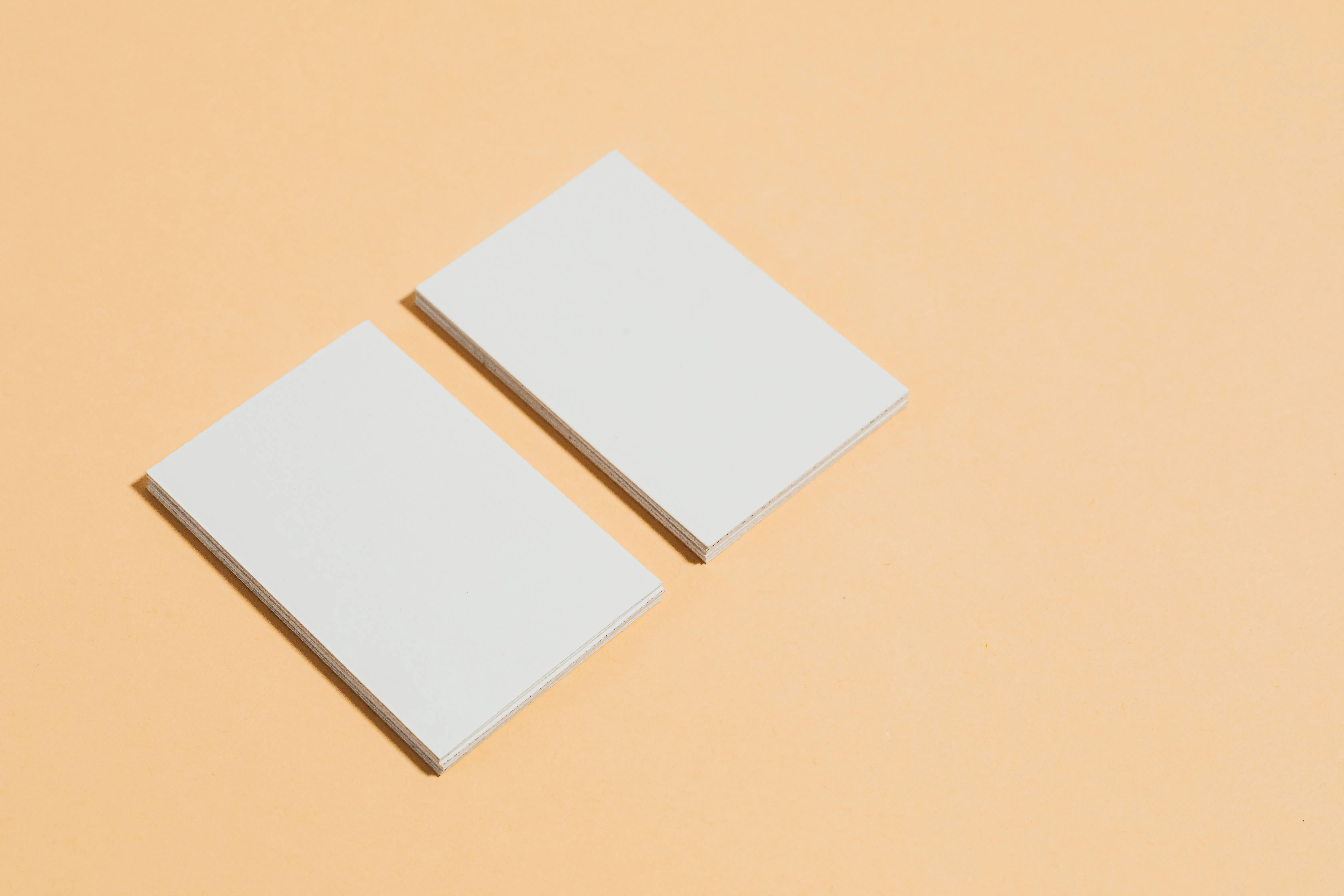 Materiales de identidad de marca — tarjetas y papelería diseñadas para una marca de Bogotá