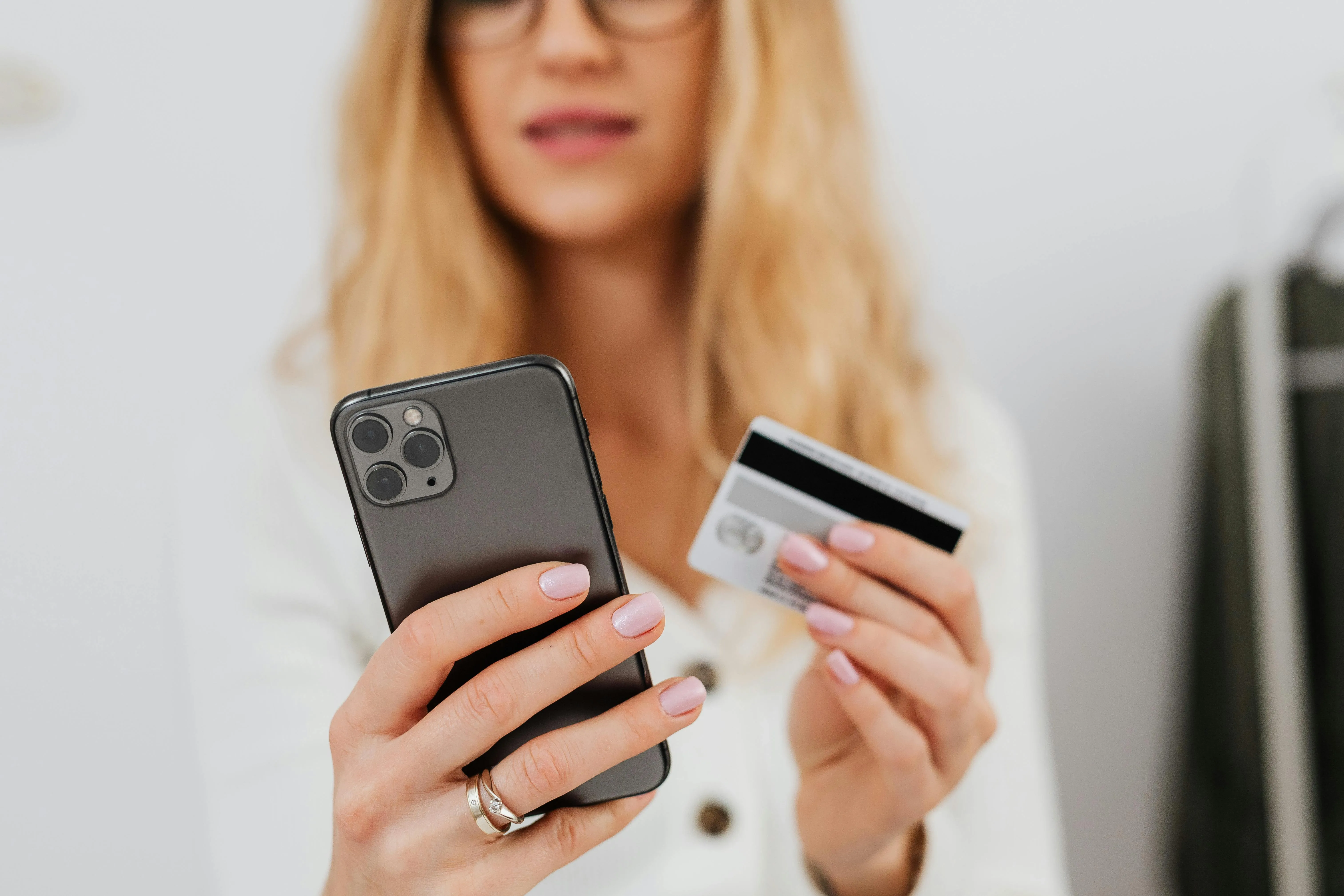 A shopper buying from a Miami online store optimized with eCommerce SEO