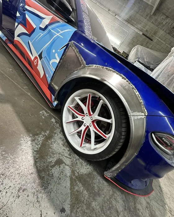 Rueda y wrap personalizado de un auto en Galaxi Sound