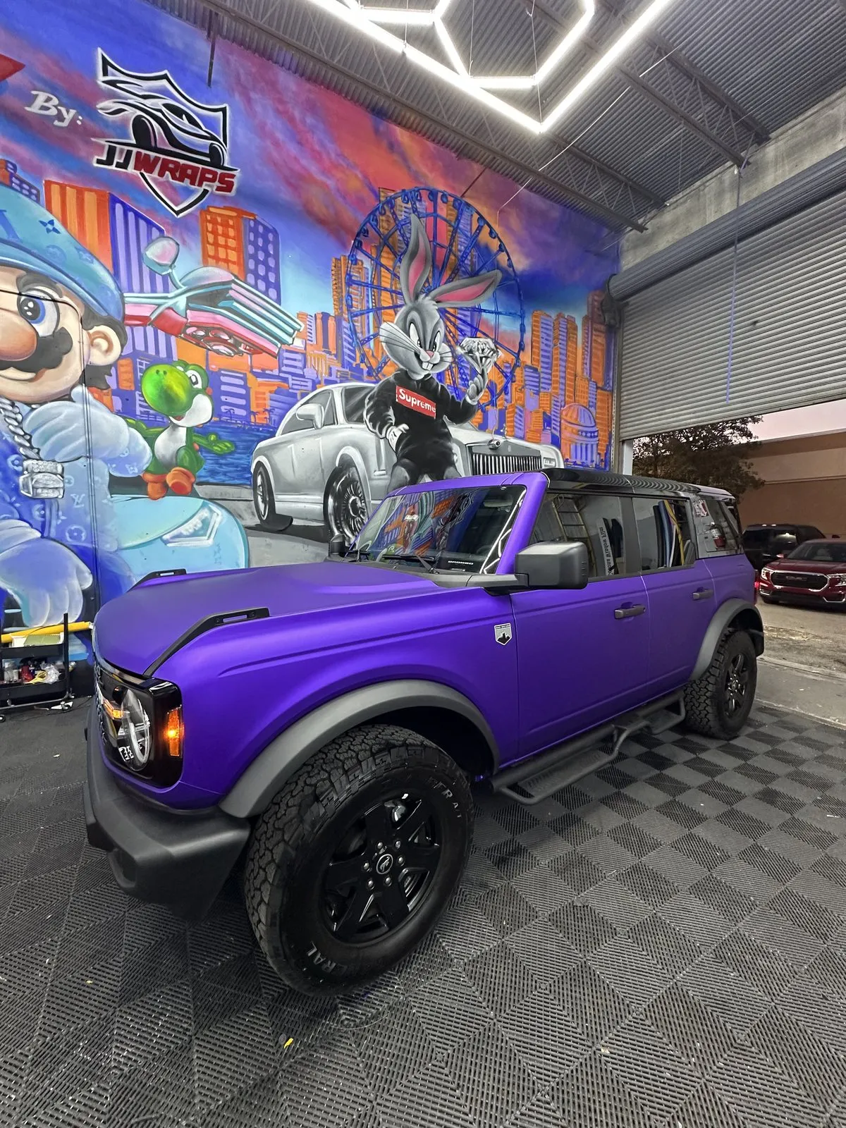 Ford Bronco morado en el taller de Galaxi Sound en Kendall, Miami