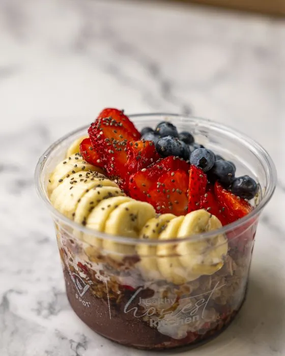 Açaí bowl con frutas de Phat's Kitchen