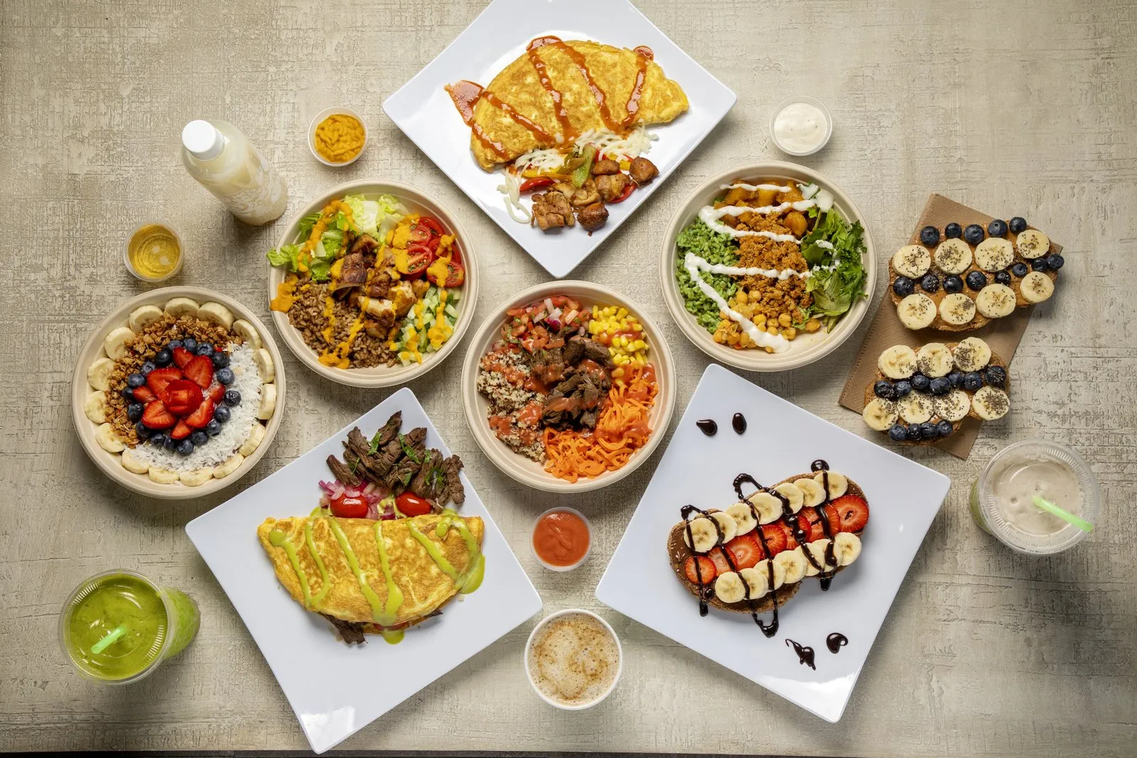 Platos y bowls saludables de Phat's Kitchen servidos en una mesa